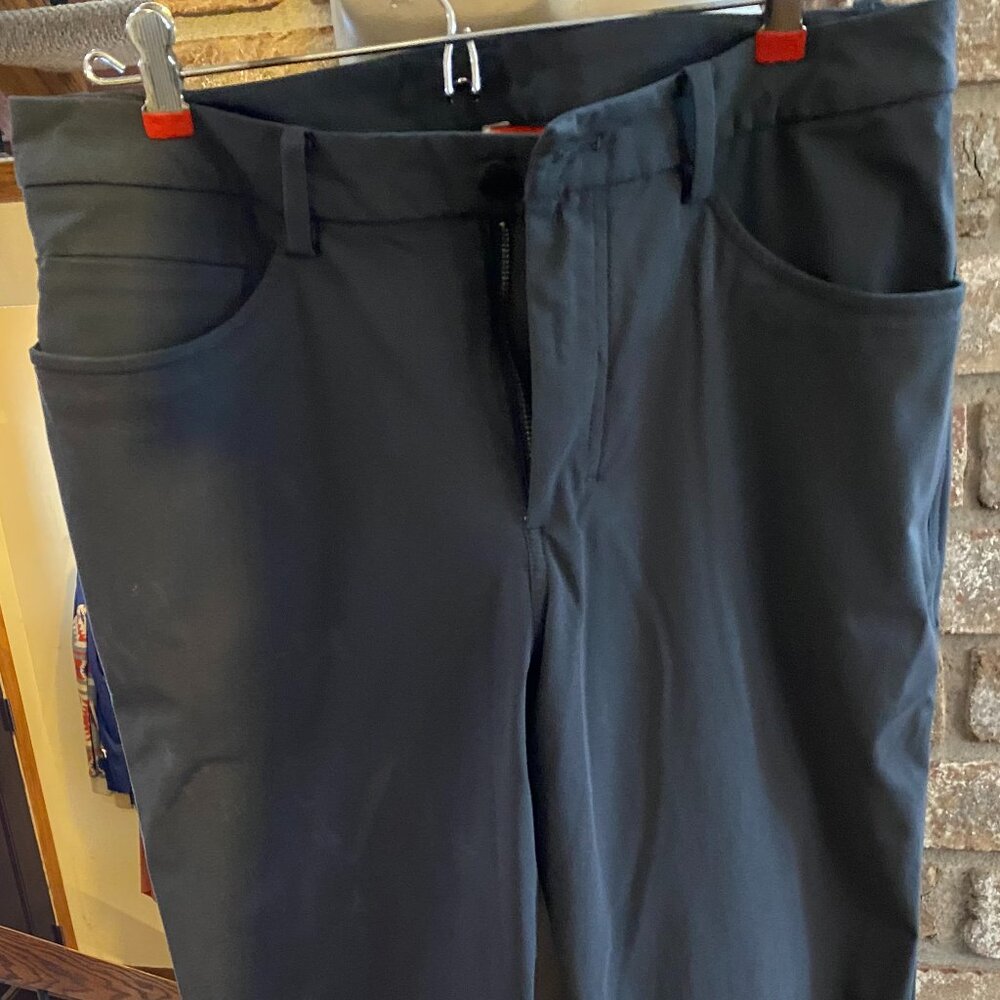 Lululemon Men's 32, 2 Way Stretch Straight Leg Pants.